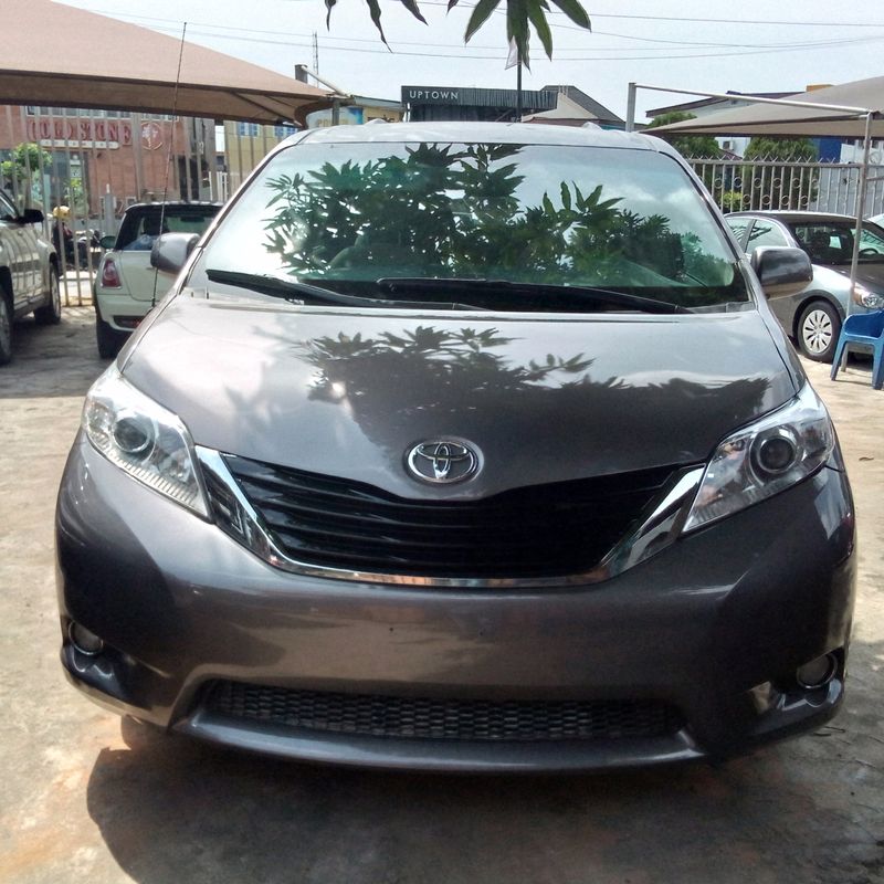 Thumbnail 3 of 2012 Toyota Sienna LE
